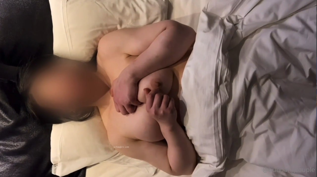 偷窥学妹在看片自慰 携枪直入侵犯嫩穴 瞬间滚烫裹住 骑乘索精爆刺蜜壶 高潮激射 樱花小猫